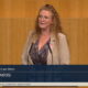 Fiona Fiedler hält eine Rede im Österreichischen Parlament