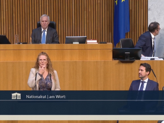 Fiona Fiedler hält eine Rede im Parlament, Bildungsminister Christoph Wiederkehr sitz auf der Regierungsbank