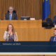 Fiona Fiedler hält eine Rede im Parlament, Bildungsminister Christoph Wiederkehr sitz auf der Regierungsbank