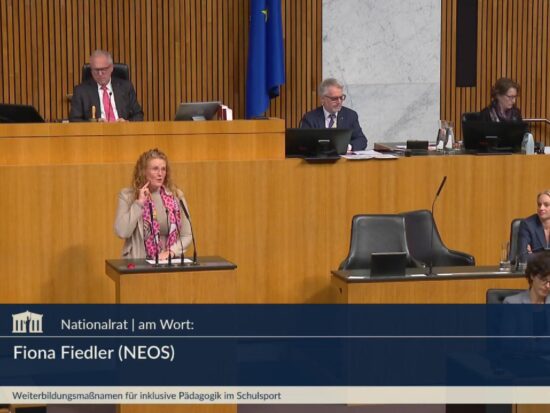 Fiona Fiedler am Rednerpult des Österreichischen Nationalrates