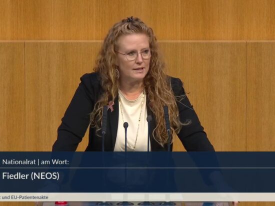 Fiona Fiedler (NEOS) am Rednerpult im österreichischen Nationalrat
