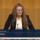 Fiona Fiedler (NEOS) am Rednerpult im österreichischen Nationalrat
