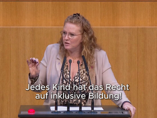 Fiona Fiedler am Rednerpult des Österreichischen Parlaments