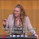 Fiona Fiedler am Rednerpult des Österreichischen Parlaments