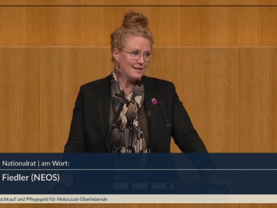 Fiona Fiedler steht am Rednerpult im Österreichischen Nationalrat